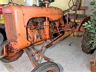 Veterantraktor - Allis-Chalmers - B. 1939. Fotogen. Framvagn typ slaktträ. En topplocksbult av. Orör...